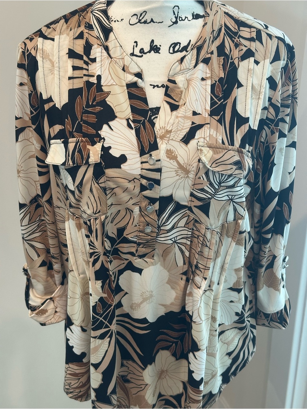 Floral Button-Front Pleats Blouse in Black and Tan PXL-